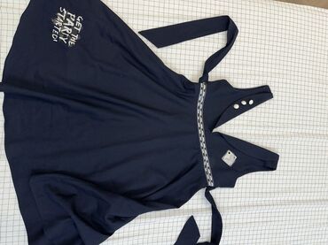 крават для девочек: Фартук тёмно-синего цвета с принтом и декоративной отделкой. - Модель