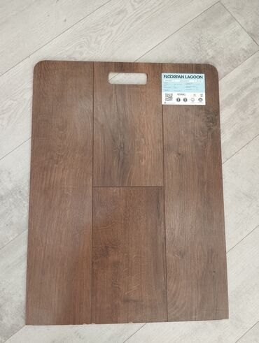 Maye divar kağızları: Floorpan Lagoon laminat döşəməsinin nümunəsi. Bu nümunə məhsulun