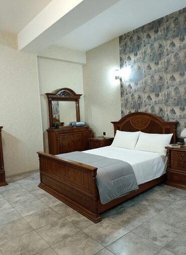 Uzunmüddətli kirayə mənzillər: Uzunmüddətli kirayə mənzil – tam mebellə - Geniş və işıqlı otaq — 1