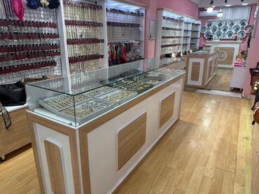 Çantalar: Satılır; yalnız mebellər içindəki setkalar və qarmaqlar. Vitrində olan — 5