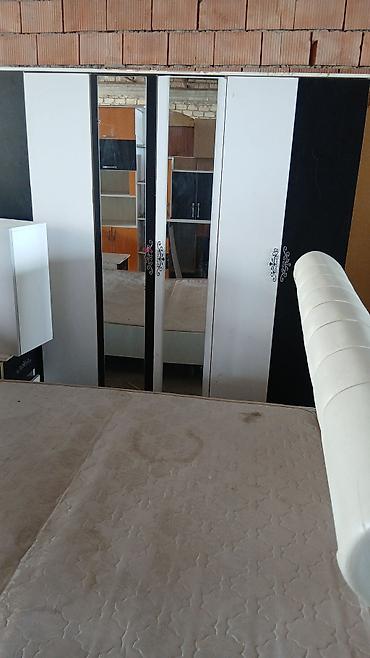 divan masa: - Qırmızı rəngli, modern dizaynlı divan. Yumşaq toxumalı parça üzlük — 8