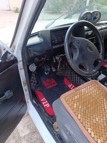 VAZ (LADA): Model: Lada Niva (VAZ 2121/21214 seriyası, 3 qapılı), ağ rəng. Gövde — 9