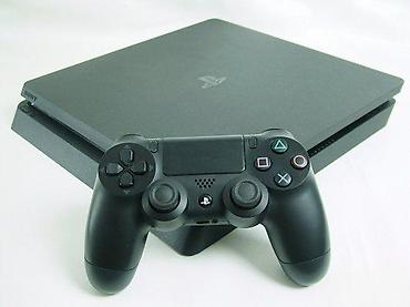 PS4 (Sony Playstation 4): U ponudi je Sony PlayStation 4.
Konzola je najnoviji SLIM model — 4