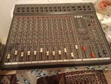 səs ucaldan haqqında məlumat: YGY markalı PMP-12G model audio mikser pultu. Bu pultda 12 kanal