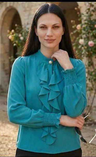 Ženska bluza u tirkiznoj boji - Model sa visokim okovratnikom i