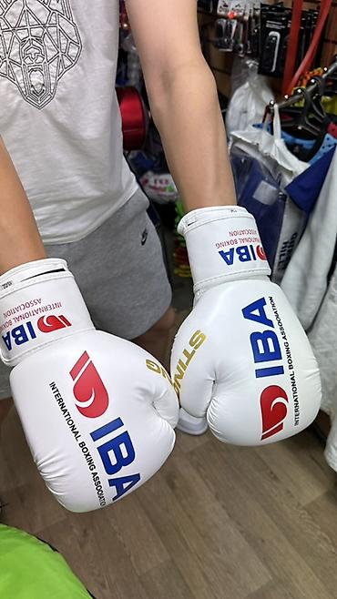 Боксерские перчатки IBA (International Boxing Association), белые. -
