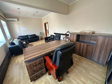 Ofis dəst mebeli: Ofis mebel dəsti Tərkibi: - Direktor masası: geniş iş səthi, kabel — 2