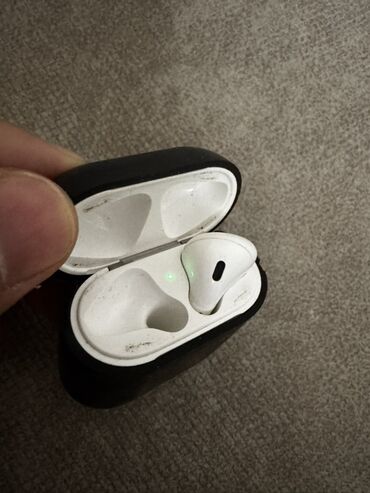 купить правый наушник airpods 2 бу: Беспроводной наушник с зарядным чехлом. Компактный размер делает его