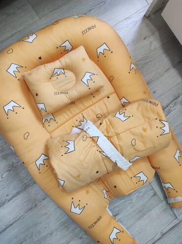 детский одежды: Продам кокон в хорошем состоянии в комплекте одеяло и подушечка