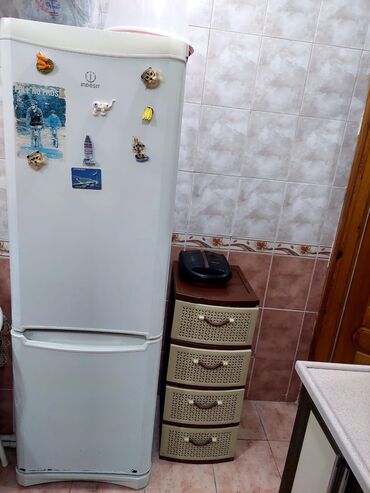 купить недорого холодильник б у: Холодильник Indesit, цвет - Белый