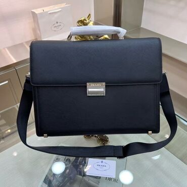 Çantalar: Prada kişi iş çantası – klassik qara rəngdə, sərt formalı və — 4
