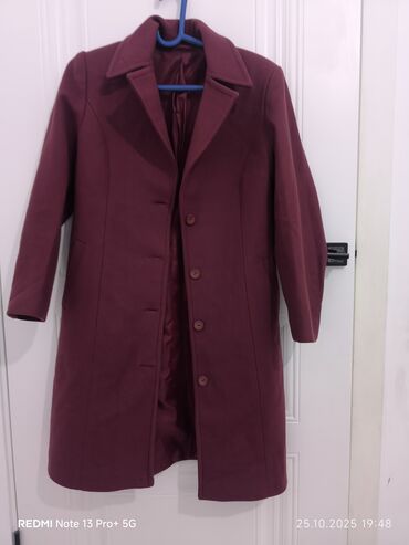 бордовая водолазка: Женское пальто бордового цвета - Классический полуприлегающий крой