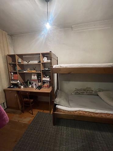 Продажа коттеджей и домов: Продаю пол дома барачного типа район Тоголок молдо Щербакова 3 ком — 7