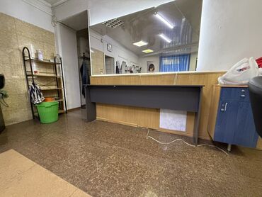 электроный бешик: Парикмахерское рабочее место с большим зеркалом и столешницей -