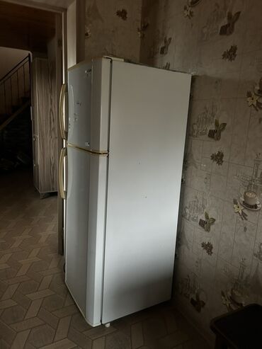 İçki texnikası: İki qapılı məişət soyuducusu - Üst hissədə soyuducu, aşağıda