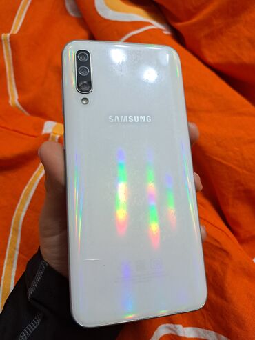 телефон сломанный: Samsung A50, Б/у, 64 ГБ, цвет - Белый, 2 SIM