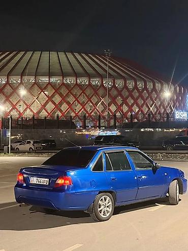 Седан синего цвета (4 двери), переднеприводный. Кузов в фирменном