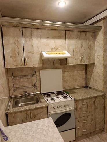 Uzunmüddətli kirayə mənzillər: Sabunçu rayonu,Razin qəsəbəsi,74 nomrəli məktəbin yanında, 5 — 4