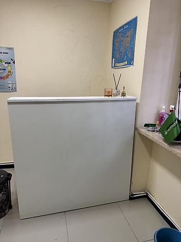 reception masa: Bar Ağ rəngli resepsiyon/qarşılama stolu -təzə yığılıb 1 ay isifadə — 2