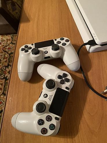 PS4 (Sony PlayStation 4): Sony PlayStation 4 Slim (белая) с двумя беспроводными геймпадами — 1