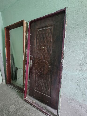 qapi zamok: Dəmir giriş qapısı və qutu komplekti - Material: metal karkaslı, ağır