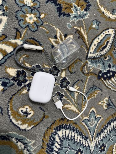 Другие аксессуары для мобильных телефонов: Продаю AirPods китайский с чехлом и ремешком