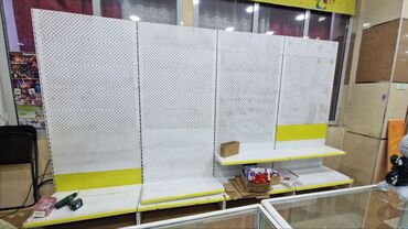 Витрины: Несколько торговых витрин жёлтого цвета с прозрачными стеклянными — 10