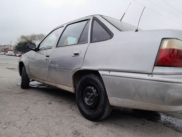 Daewoo: Daewoo Nexia sedan - Kuzov: 4 qapılı sedan, gümüşü rəng - Nömrə: AZ — 6