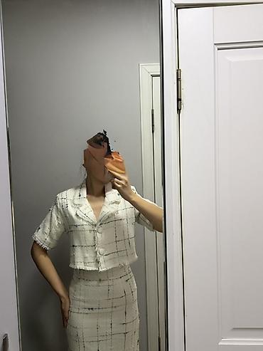 chanel брошь: Костюм с юбкой, Модель юбки: Карандаш, Миди, Пиджак, S — 3