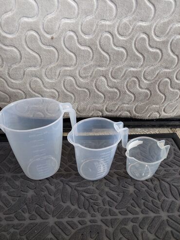 Digər qab-qacaq və mətbəx ləvazimatları: Ölçü qrafinləri dəsti – şəffaf plastik, tutacaqlı və tökmə ağızlı - — 25