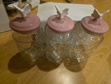 Хлебницы: Saxlama qabi– 3 ədəd - Material: şəffaf şüşə gövdə, keramika qapaqlar