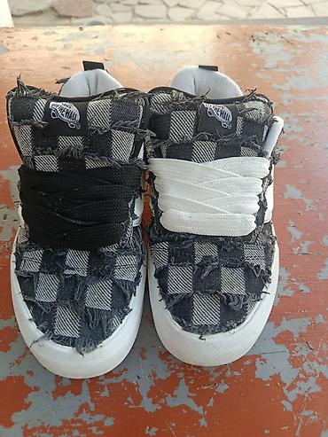 Кроссовки и спортивная обувь: Vans “Off The Wall” üslubunda skeytbord tipli krossovkalar. - Rəng və — 2