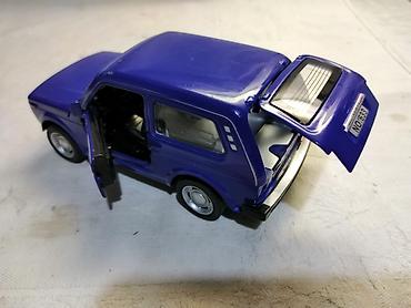 hobi auto: Auto Lada Niva oko 1:24 (13 cm.) fali z. levi zmigavac i pr — 4
