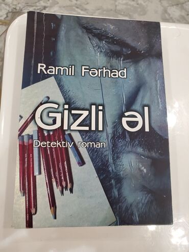 Ramil Fərhadın yazdığı "Gizli əl" adlı detektiv roman. Kitabın üz
