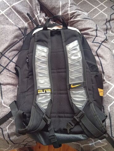 Əlcəklər: Nike Elite bel çantası tipli idman/ruksak. aşağı yeri olacağ ciddi