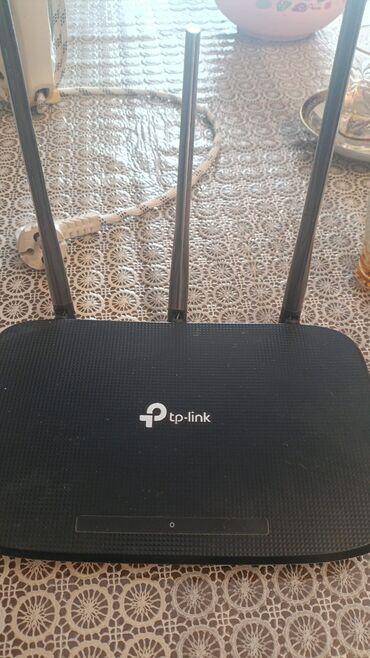 Modemlər və şəbəkə avadanlıqları: TP-Link Wi‑Fi router - Brend/model: TP-Link (3 antenalı) - Rəng