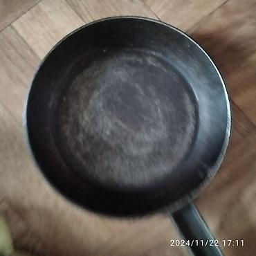 горшки бу: Продам все,что на фото за 1800 Продам сковородки и кастрюльку, одна — 7