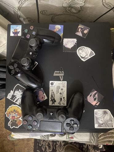 PS4 (Sony PlayStation 4): Ps 4 pro, 2 оригинальных джойстика, есть царапина но не как не влияет