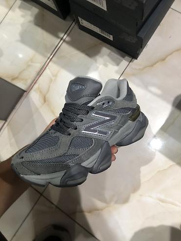9060: Кроссовки New Balance 9060, цвет серый (dark grey). Доставка через — 2