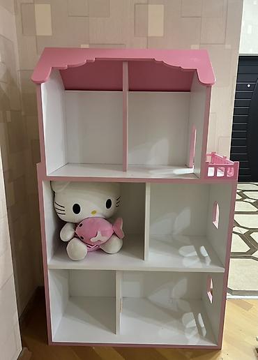 kukla sekili: Uşaq otağı üçün taxta oyuncaqlar rafi/dollhouse tipli rəf. - — 1