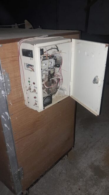 Biznes üçün program təminatı: - Korpus: taxta/metal karkaslı, ön hissədə baxış pəncərəsi olan iki