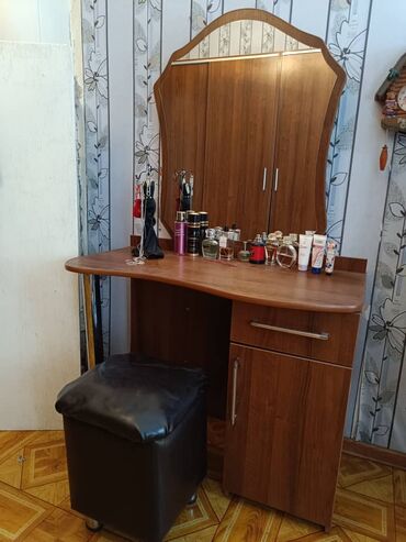 столик туалетный с тумбой и зеркалом: Туалетный столик из темного дерева с изогнутыми линиями и