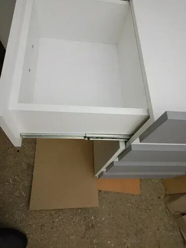 Komode: Pult 12 Materijal i Dekor: Izrađuje se od univera debljine 18mm u — 12