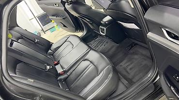 Другие детали салона: Мультимедийная система и интерьер автомобиля с современными функциями — 11