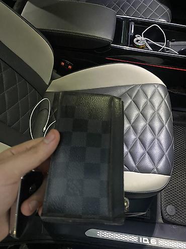 Loui Vuitton wallet Madrid seherinden 600 euroya alinib - Material