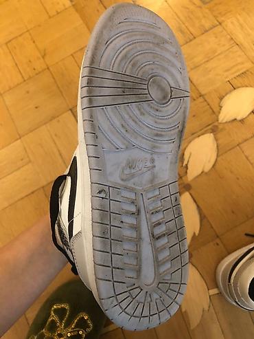 Krasofkalar və idman ayaqqabıları: Nike Ağ–boz rəng kombinində, qara “Swoosh” loqolu yüksək boğazlı — 6