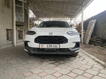 хонда срв 1: Белый кроссовер Honda HR-V с черной решеткой радиатора. Этот