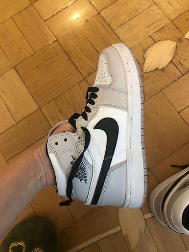 Krasofkalar və idman ayaqqabıları: Nike Ağ–boz rəng kombinində, qara “Swoosh” loqolu yüksək boğazlı — 7