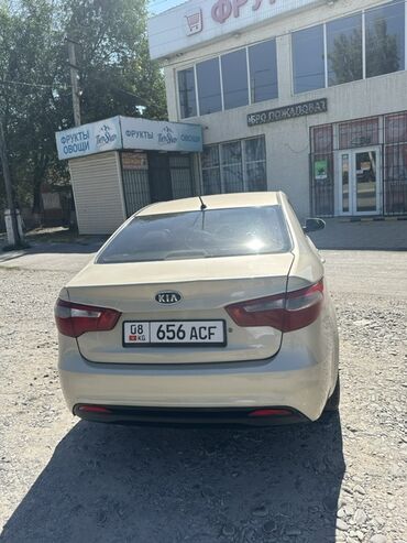 разбор тракторов: Автомобиль Kia Rio в кузове седан, представленный в бежевом цвете
