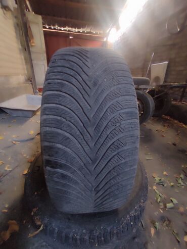 покрышка 17570 r13: Продаю шины, ( покрышки), 215/ 55R17 зима б/у. MICHELIN 2200 сом